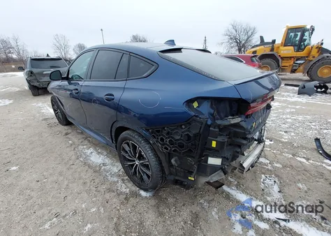 2021 BMW X6 xDrive40I z USA, uszkodzony, nr VIN 5UXCY6C03M9F06820